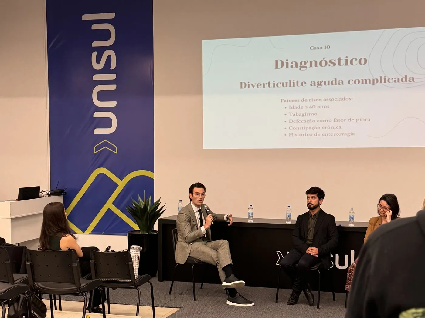 Dr. Nelson Cathcart Jr. em painel de discussão de casos clínicos na UNISUL