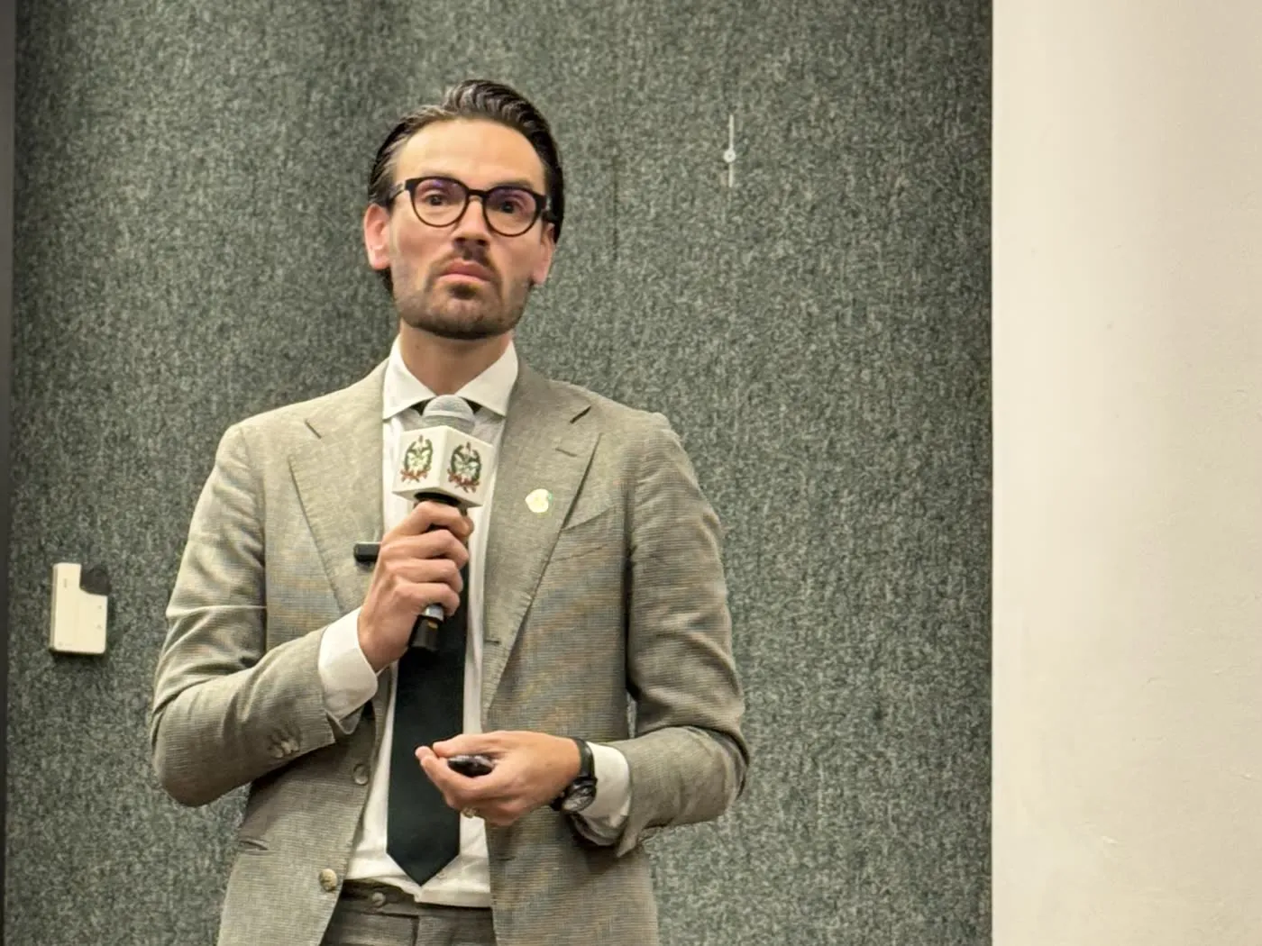 Dr. Nelson Cathcart Jr. falando ao microfone